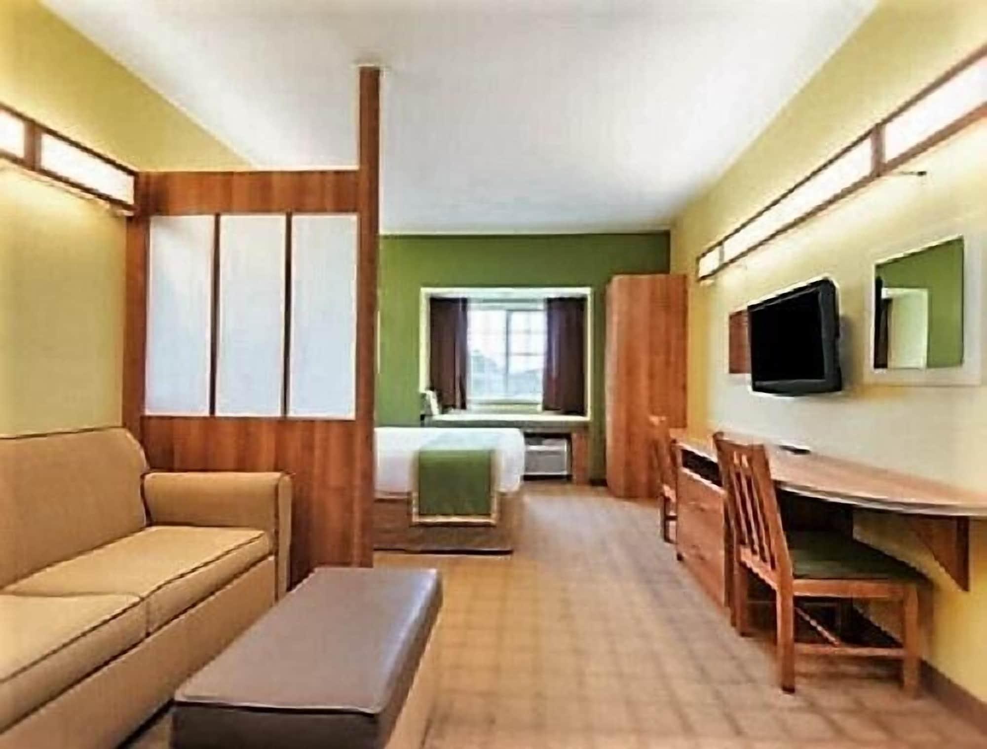 Microtel Inn And Suites By Wyndham Opelika Bagian luar foto