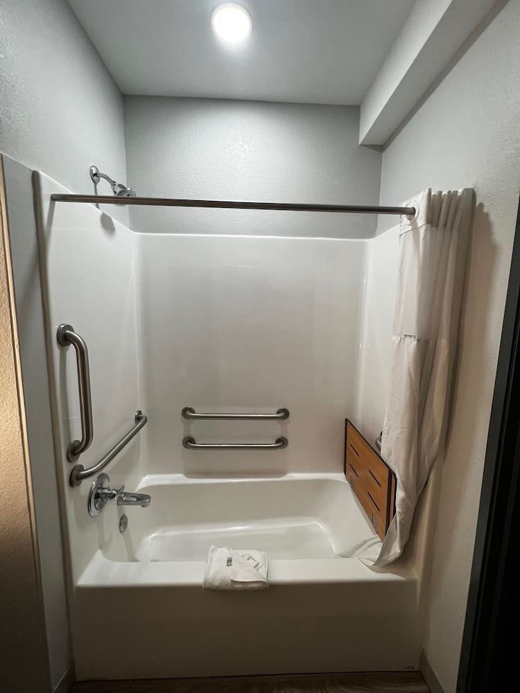 Microtel Inn And Suites By Wyndham Opelika Bagian luar foto