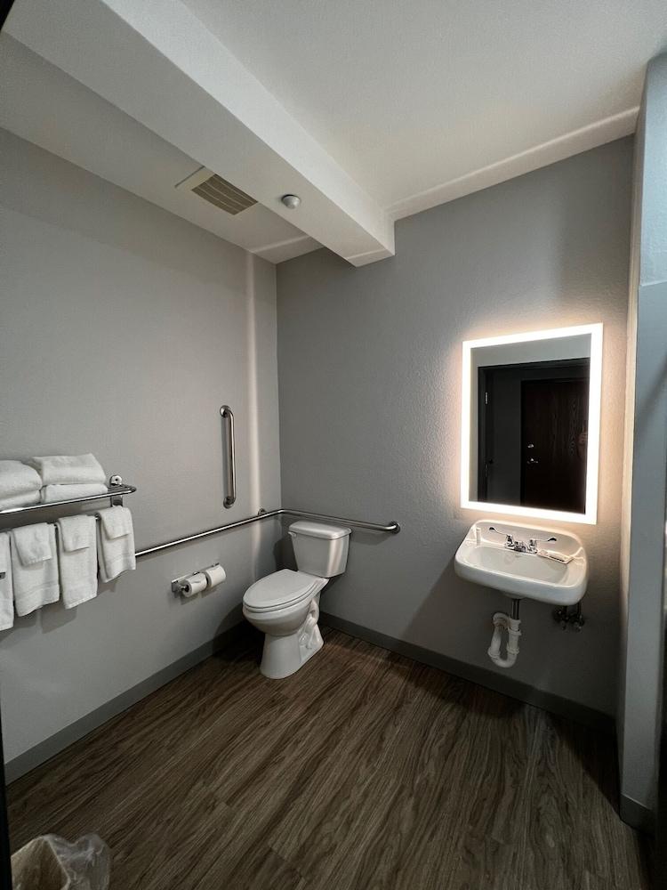 Microtel Inn And Suites By Wyndham Opelika Bagian luar foto