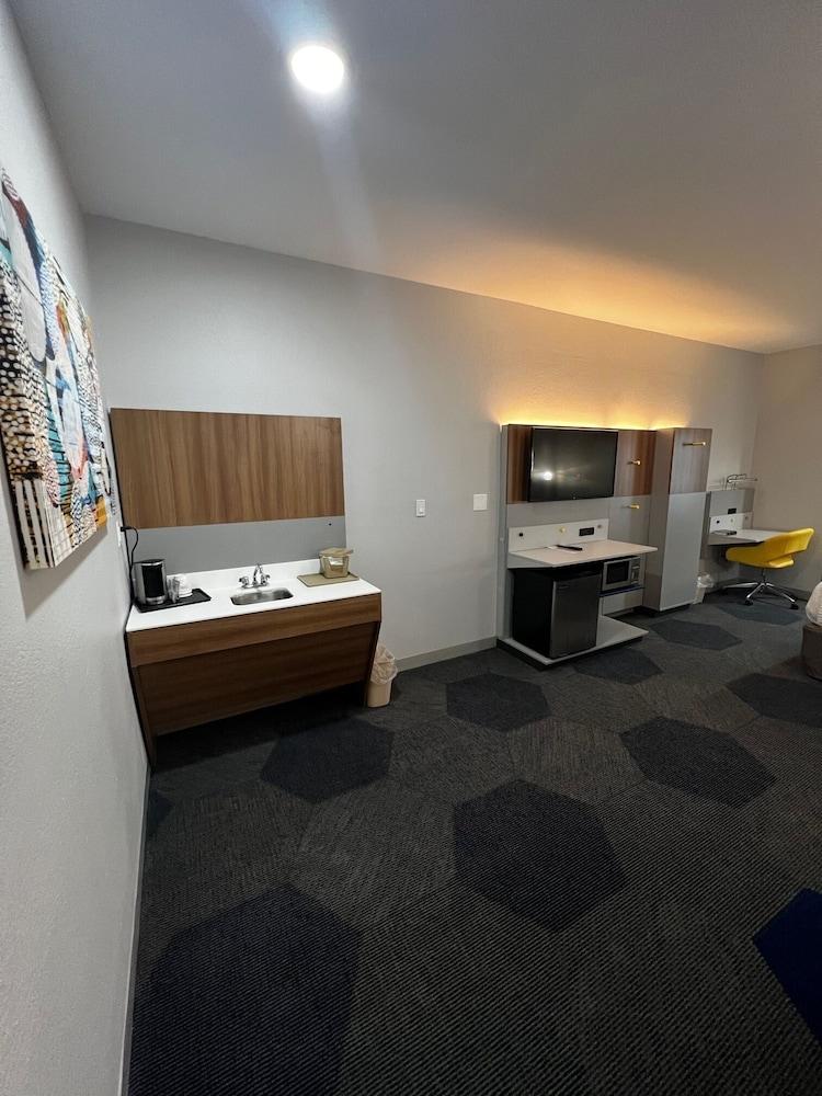 Microtel Inn And Suites By Wyndham Opelika Bagian luar foto