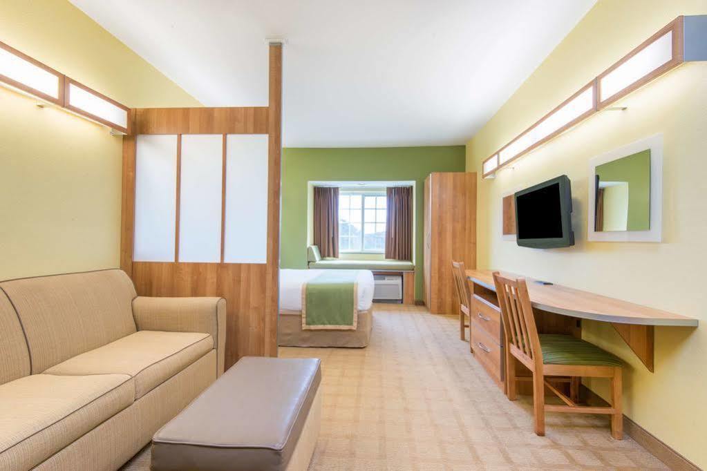 Microtel Inn And Suites By Wyndham Opelika Bagian luar foto